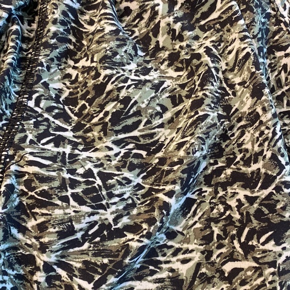 Lululemon 3.5” HR Tracker Shorts - Picture 2 of 6